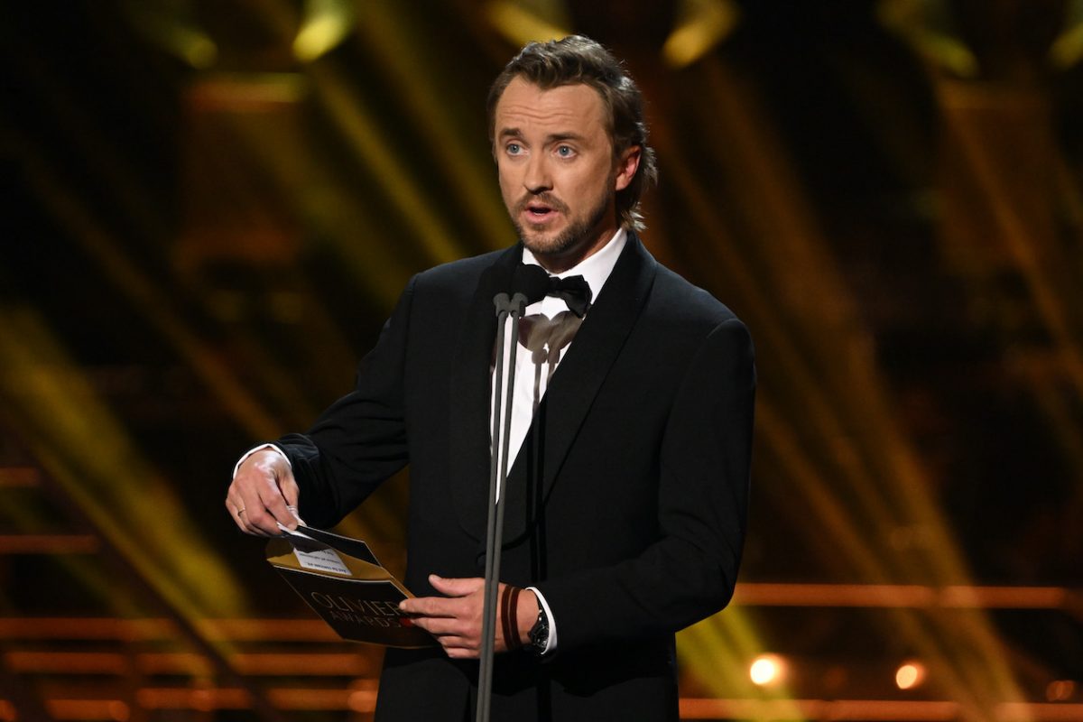 Tom Felton remet un prix aux Olivier Awards 2022, juste avant de tester son anxiété avec un rôle dans la pièce 
