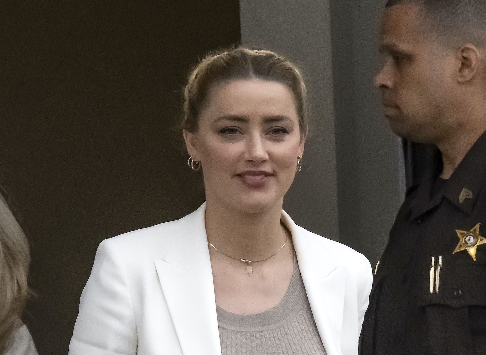 Amber Heard quitte le tribunal et sourit aux fans