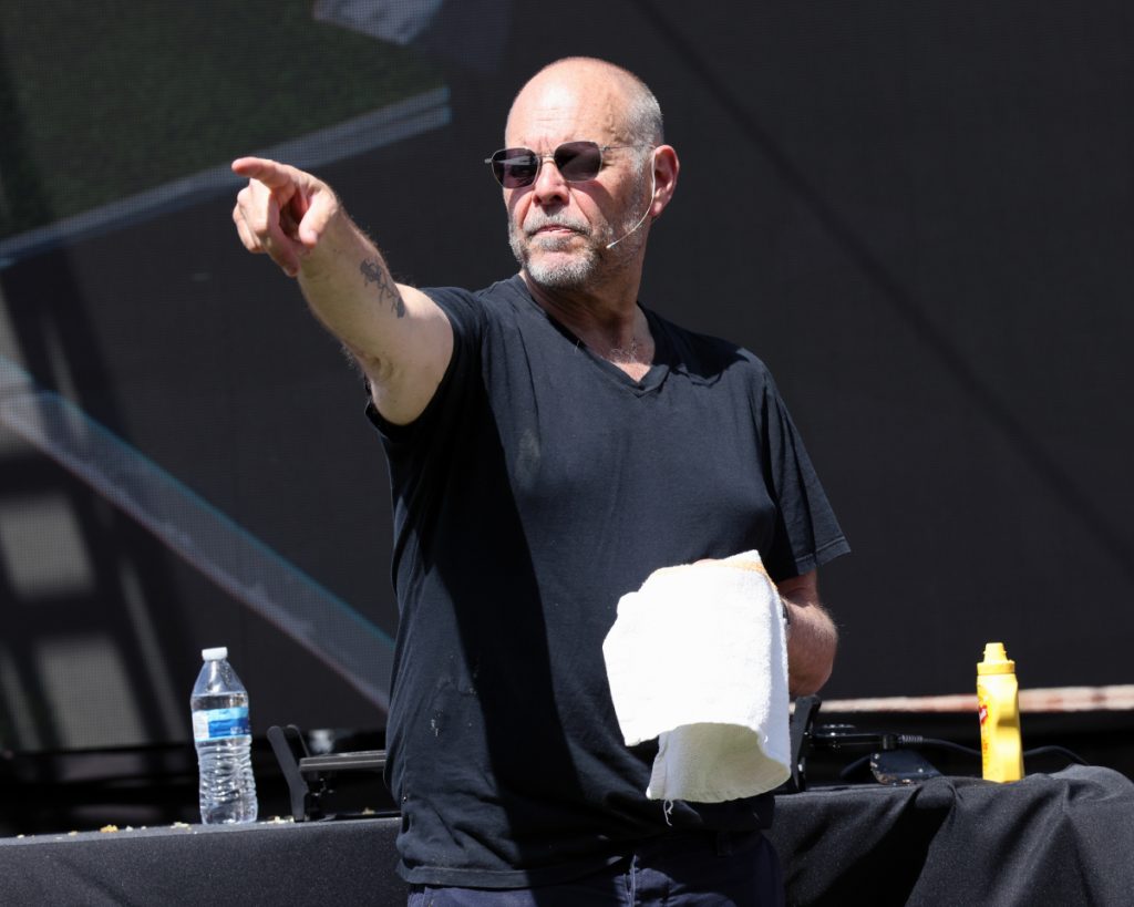 Le célèbre chef Alton Brown révèle comment réaliser le burger juteux ultime.
