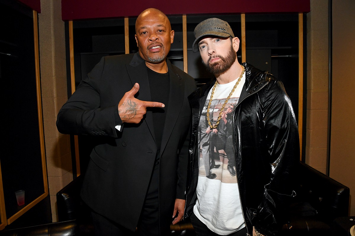 Dr Dre montrant Eminem.