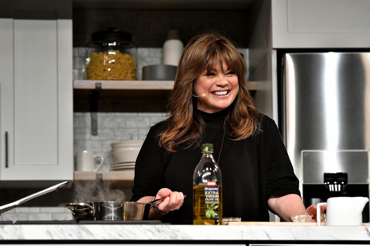 La personnalité de Food Network, Valérie Bertinelli, rit lors d'une présentation de recette sur cette photo.