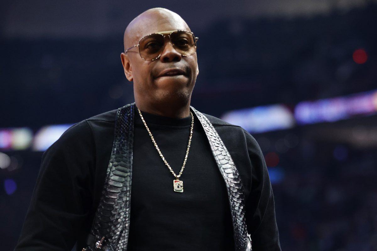 Dave Chappelle, qui a été attaqué sur scène à Los Angeles, regarde pendant le NBA All-Star Game 2022