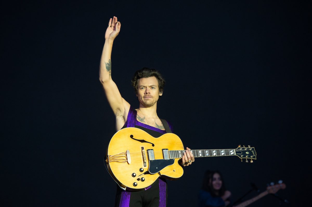 Harry Styles se produit à Coventry, en Angleterre, en mai 2022. Styles fera don de 1 million de dollars de sa tournée nord-américaine de 2022 à des œuvres caritatives, et ce ne sera pas la première fois qu'il donne son argent.