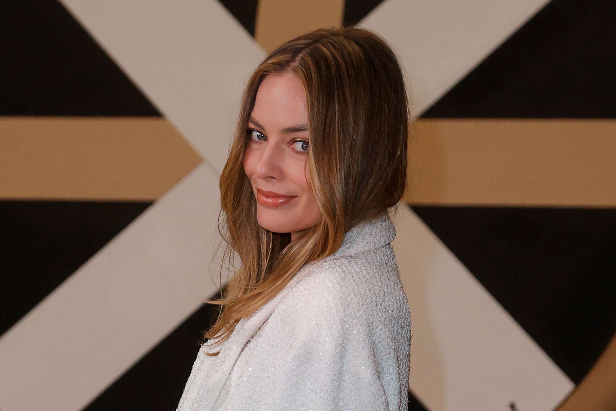 Margot Robbie vêtue de blanc