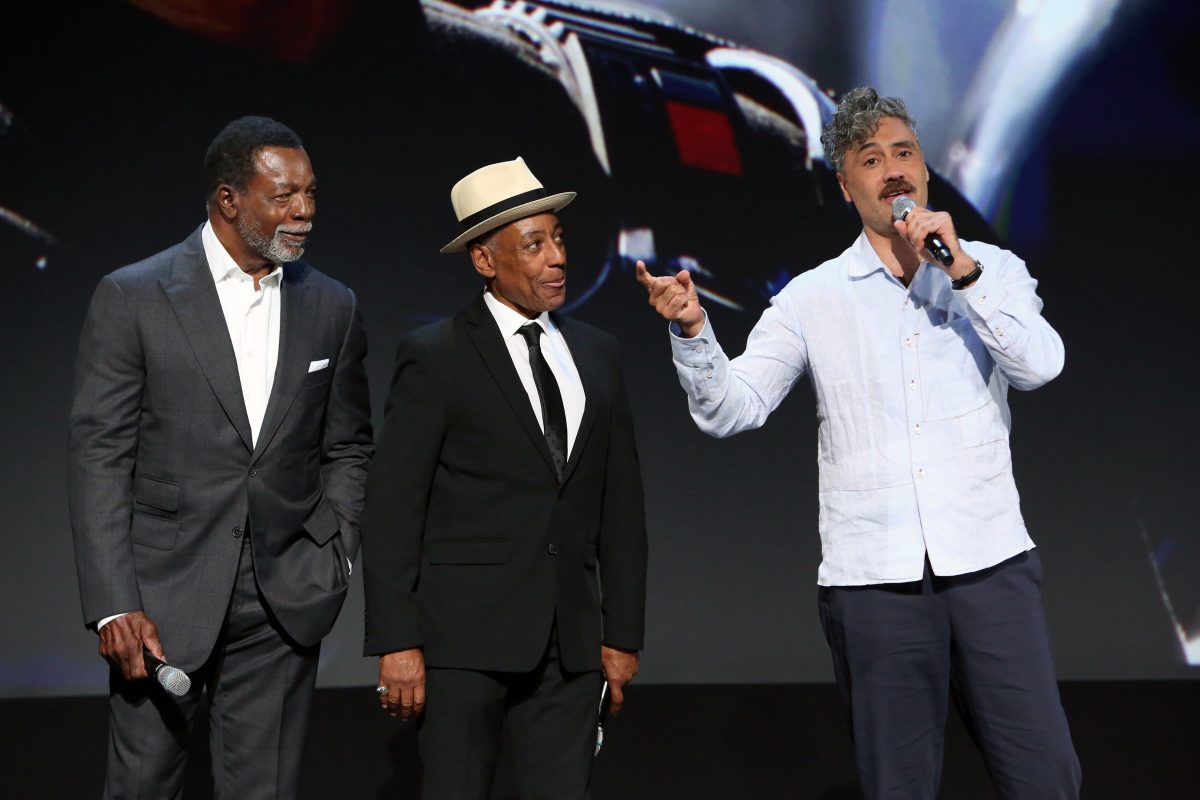 Carl Weathers, Giancarlo Esposito et le réalisateur Taika Waititi assistent à l'exposition D23 2019 pour discuter de l'émission télévisée Star Wars The Mandalorian
