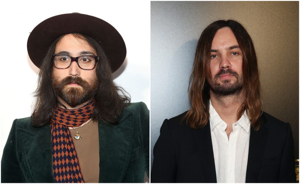 Sean Lennon participant à l'ouverture de l'exposition « Letters to Andy Warhol » en 2016. Kevin Parker participant aux APRA Music Awards 2021.