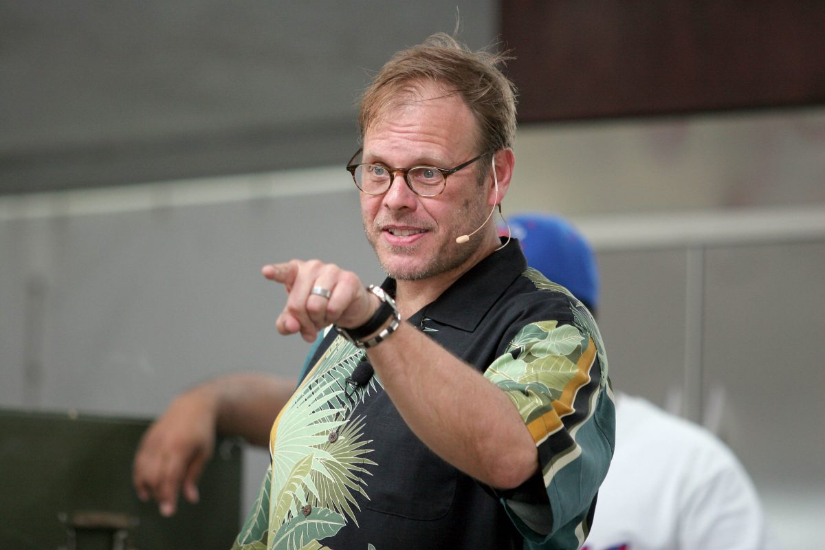 La star de Food Network, Alton Brown, prépare un guacamole qui tue.