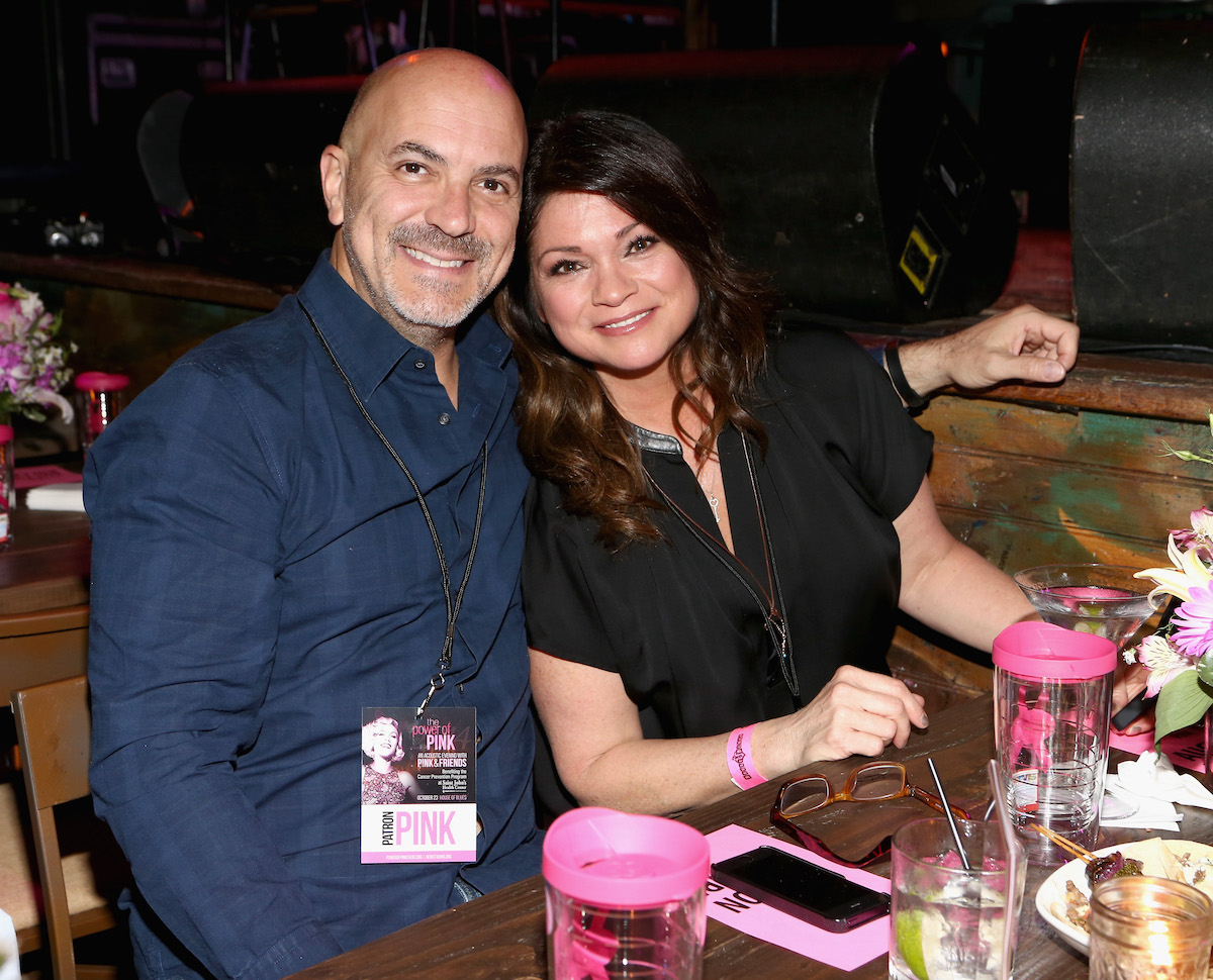 Tom Vitale et Valerie Bertinelli, qui ont préparé un repas du Midwest sur 'Valerie's Home Cooking' pour son ex-mari, posent ensemble pour des photos