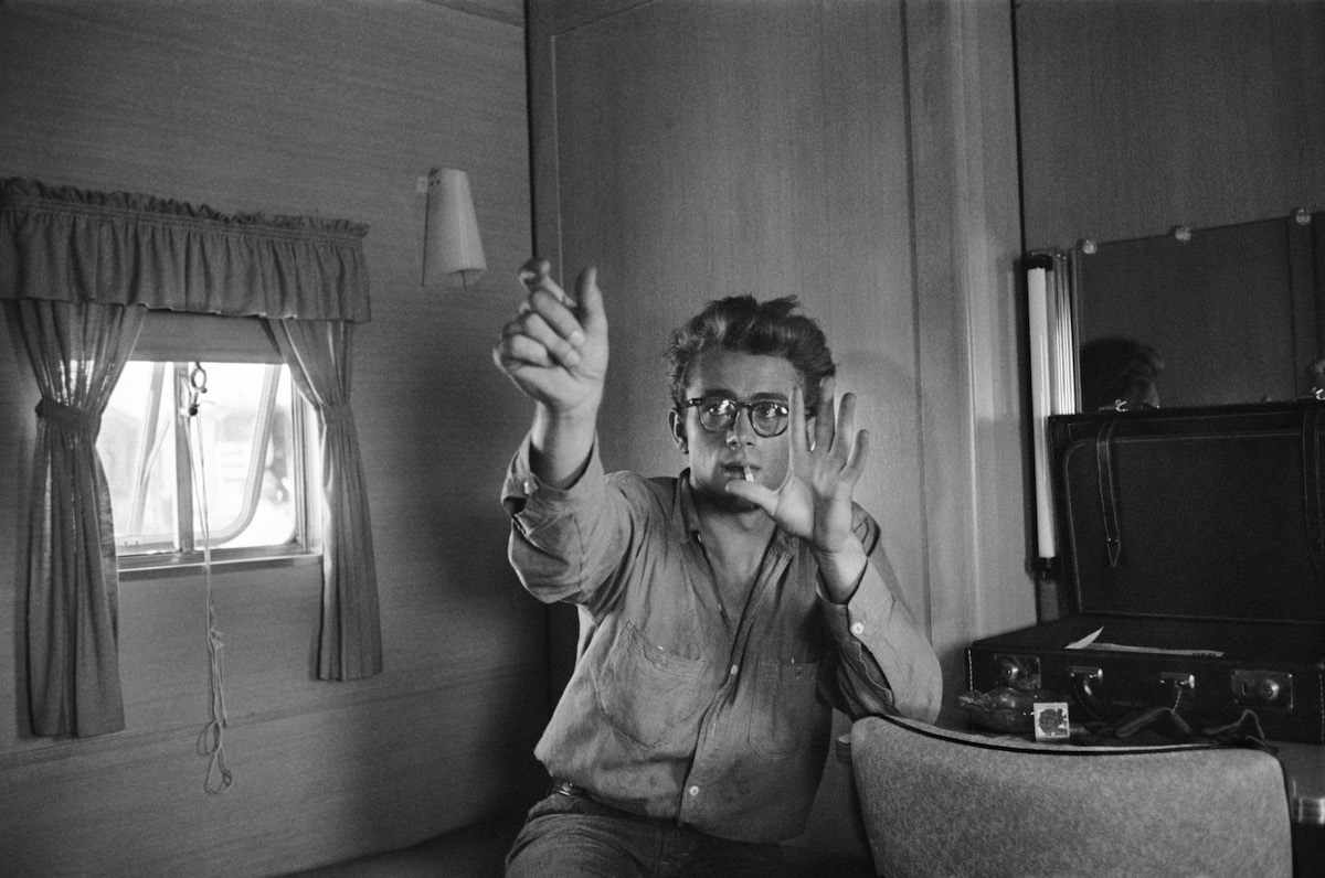 James Dean faisant des gestes, fumant, en noir et blanc