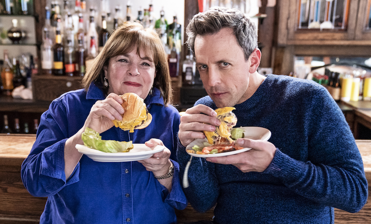Ina Garten, qui a un menu du jour commémoratif, mange des hamburgers avec Seth Meyers