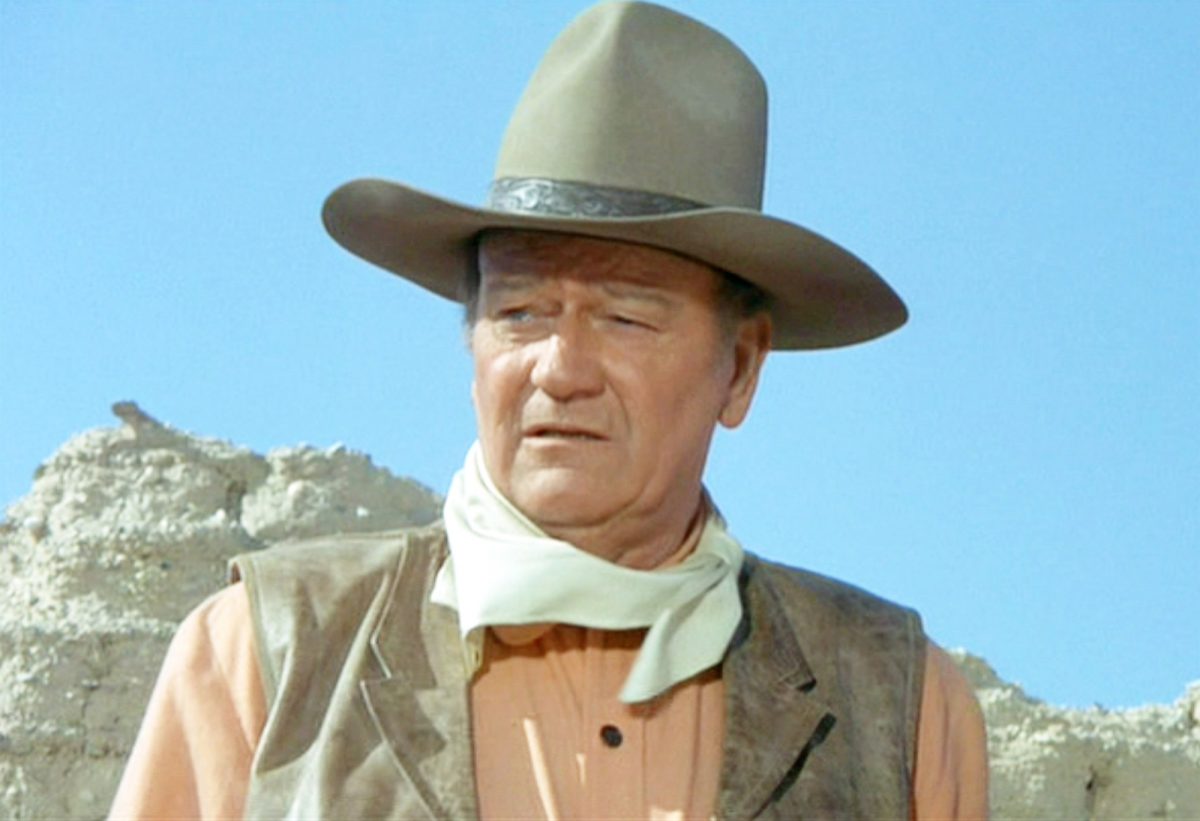 John Wayne porte un chapeau de cow-boy, un foulard et le nom de son héros
