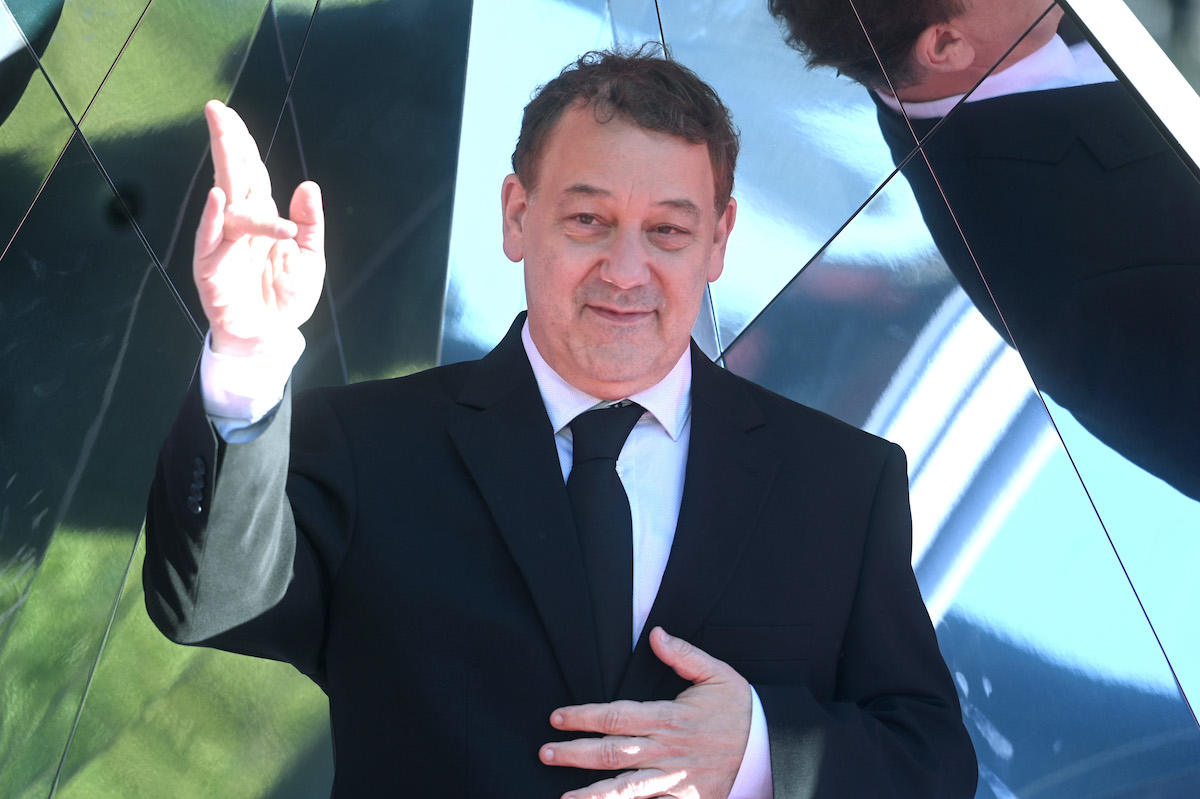 Sam Raimi salue sur le tapis rouge