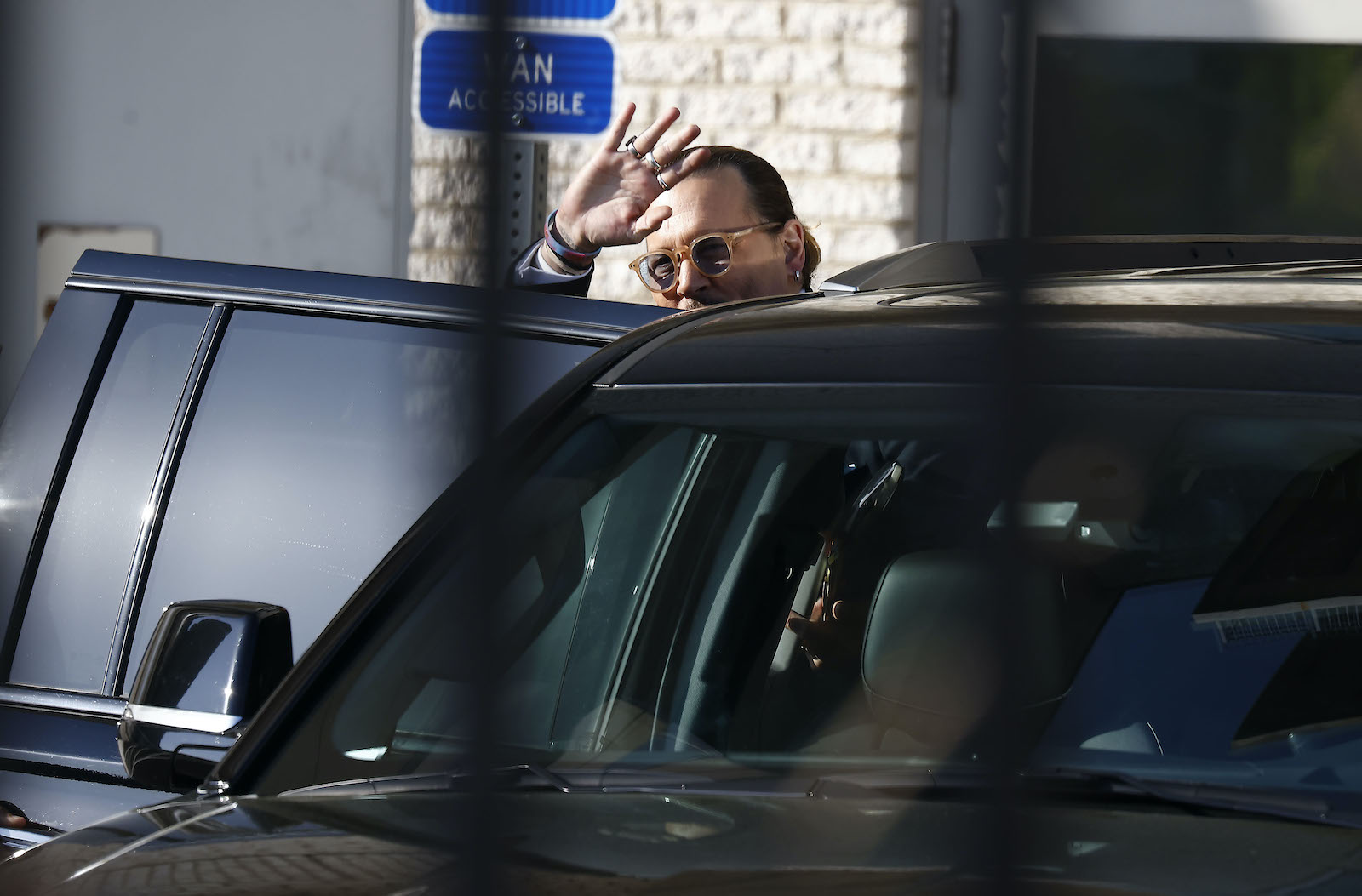 Johnny Depp salue les fans devant le tribunal 