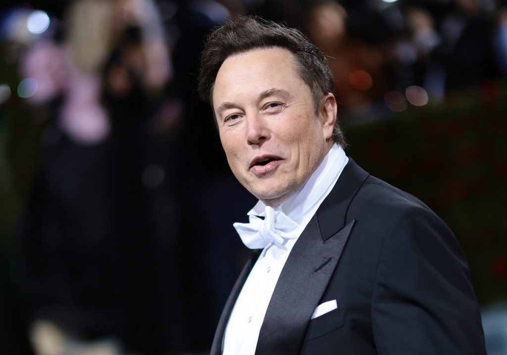 Elon Musk sourit à la caméra au gala du Met 2022