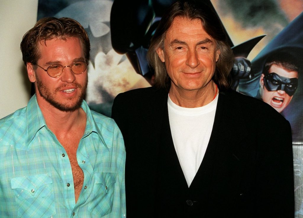 La star de Batman Forever Val Kilmer et le réalisateur Joel Schumacher posent pour des photos avant la première