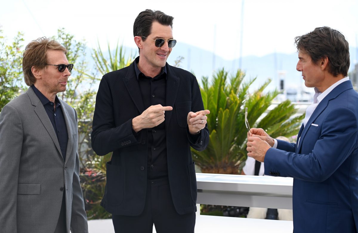 Jerry Bruckheimer, le réalisateur Joseph Kosinski et Tom Cruise assistent à un photocall pour la suite Top Gun : Maverick au festival de Cannes