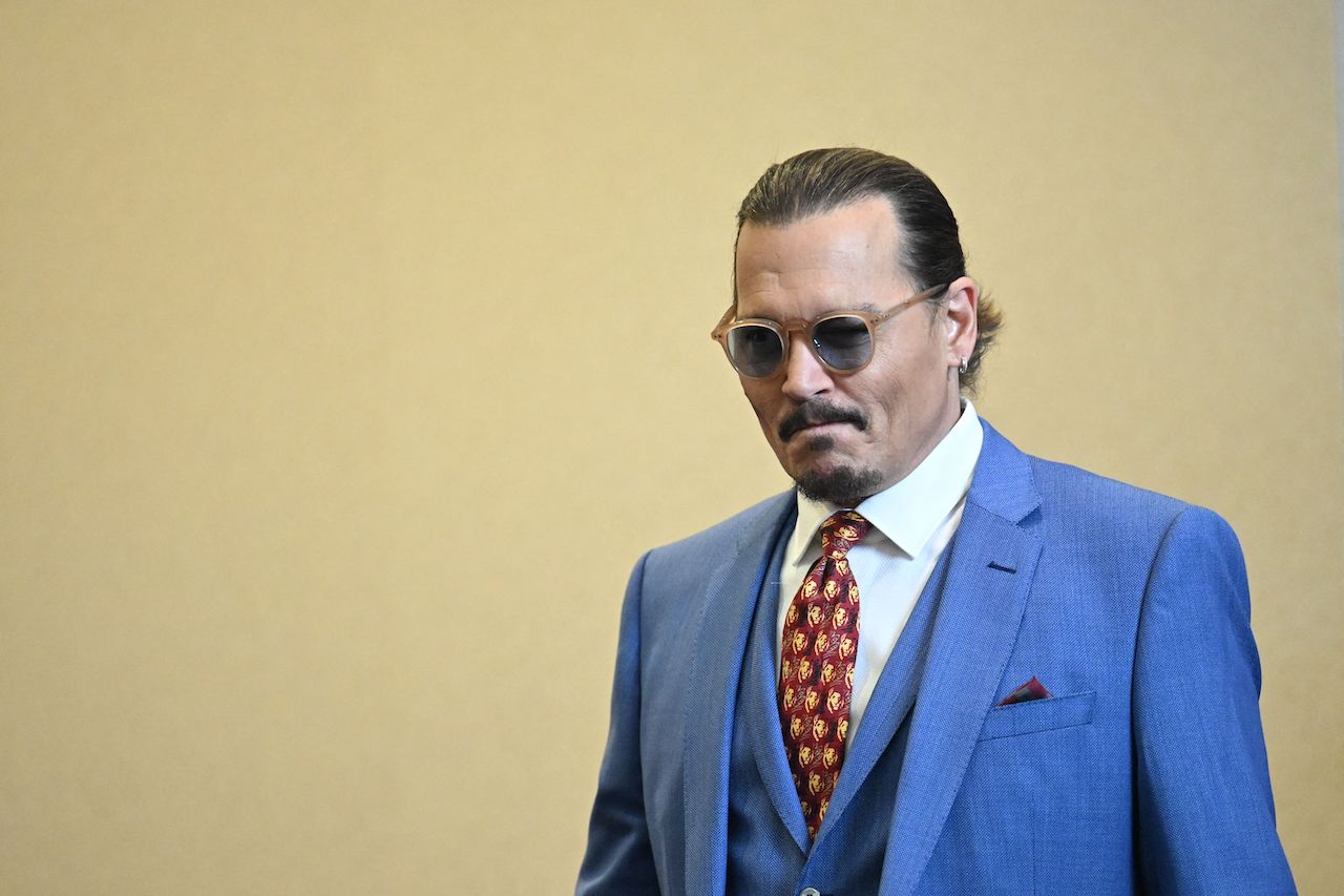 Johnny Depp se tient dans la salle d'audience, le même jour qu'un témoin de Hicksville a témoigné