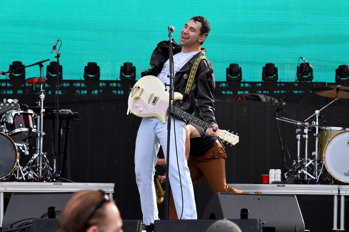 Jack Antonoff de Bleachers se produit sur scène lors du festival Audacy Beach
