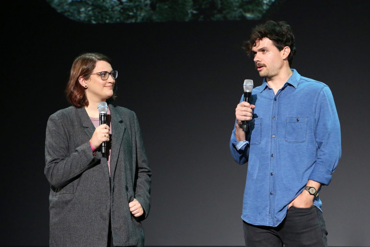 La réalisatrice Kate Herron et l'écrivain de Doctor Strange 2 Michael Waldron, qui a écrit les camées de la scène Illuminati, discutent de Loki à l'Expo D23 2019
