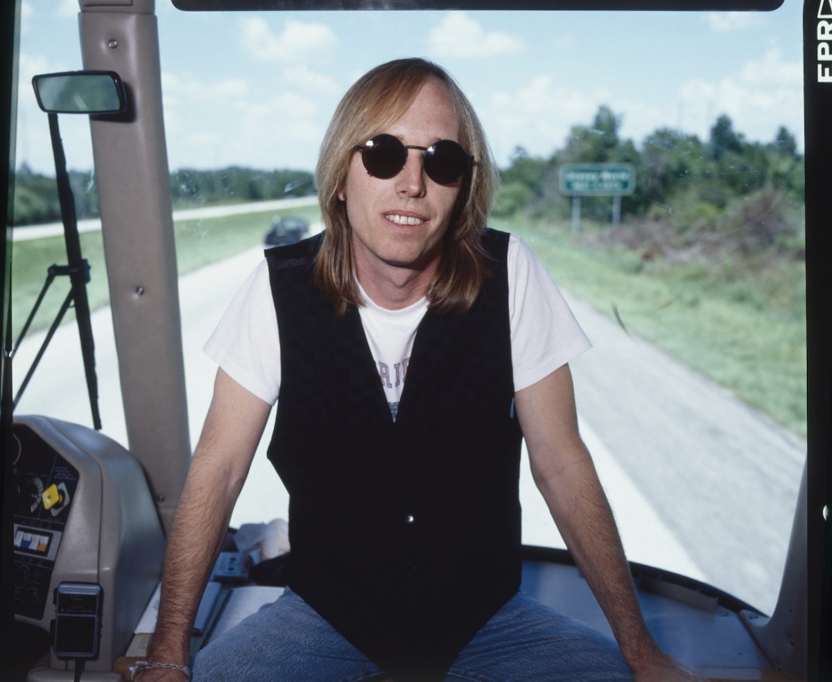 Tom Petty portant des lunettes de soleil lors de sa tournée de 1983. 