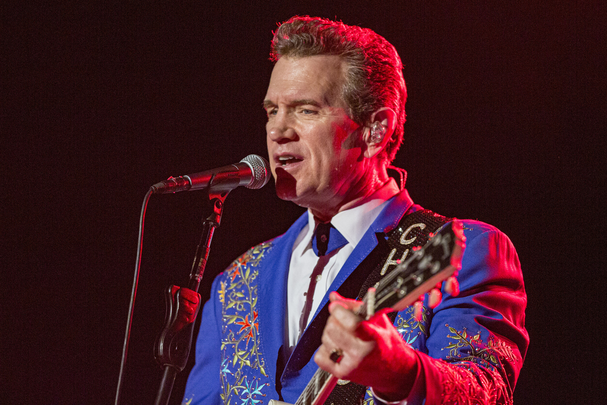 Chris Isaak, qui a couvert 'Can't Help Falling in Love', se produit sur scène à Temecula, en Californie.