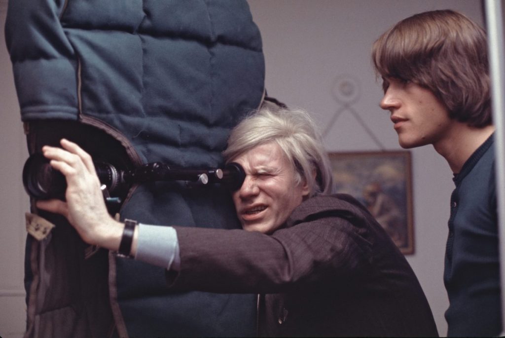 L'artiste Andy Warhol filme une des premières scènes de