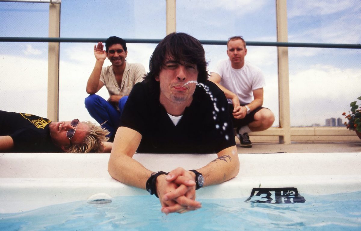 Foo Fighters posant près d'une piscine à Denver, 1998.