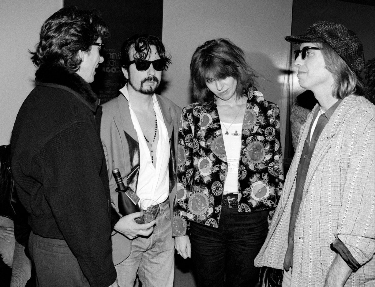 Voyageant Wilburys George Harrison et Tom Petty avec Dave Stewart et Chrissie Hynde dans les coulisses en 1990.