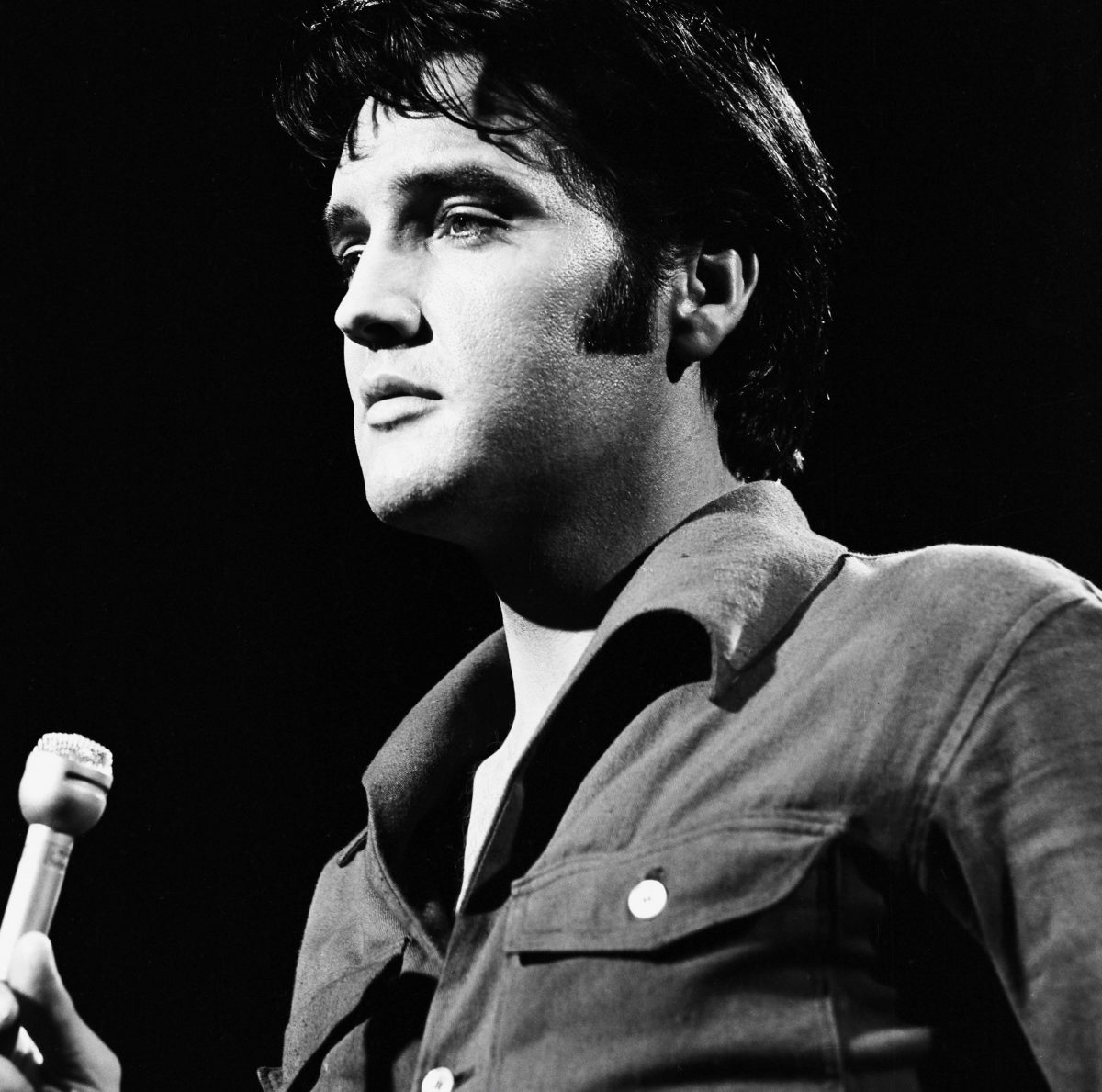 Elvis Presley avec un micro