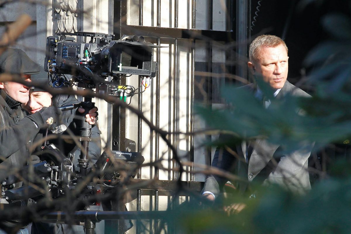 Daniel Craig tourne 'Skyfall' à Londres en 2012, qui était un film où les blessures de 'James Bond' de Craig ont rejoint une longue liste de maux sur le plateau.
