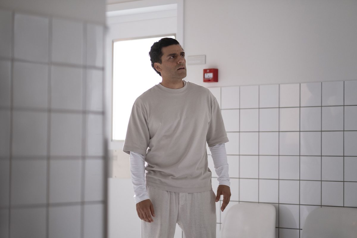 Oscar Isaac dans le rôle de Marc Spector dans Moon Knight Episode 5, cachant une troisième personnalité nommée Jake Lockley