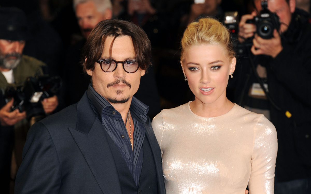 'The Rum Diary' stars Johnny Depp et Amber Heard obtenir des images d'interview sur le tapis rouge posant ensemble pour des photos avec des photographes en arrière-plan