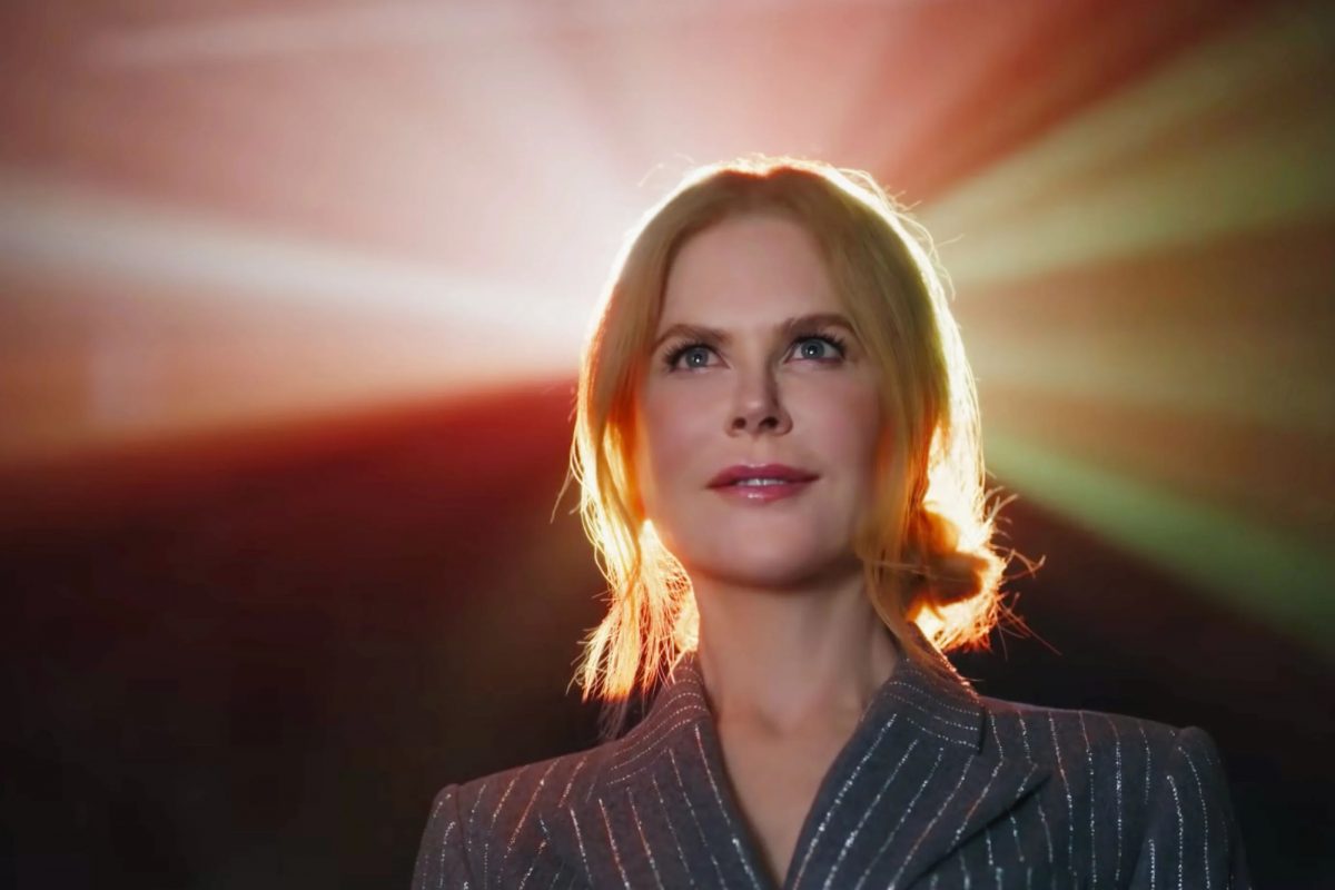 Nicole Kidman dans la publicité AMC attend avec impatience le sourire aux lèvres avec la lumière du projecteur derrière elle