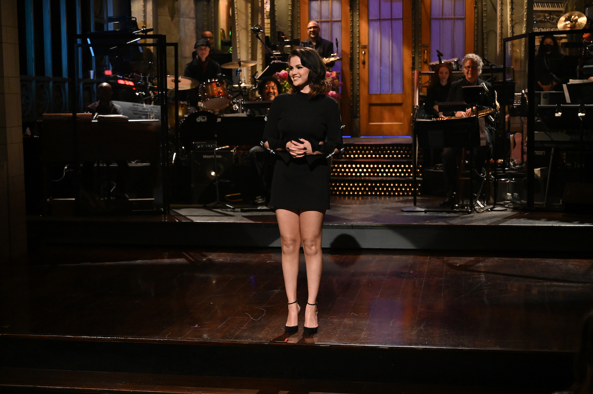 Selena Gomez sur la scène 'Saturday Night Live'.