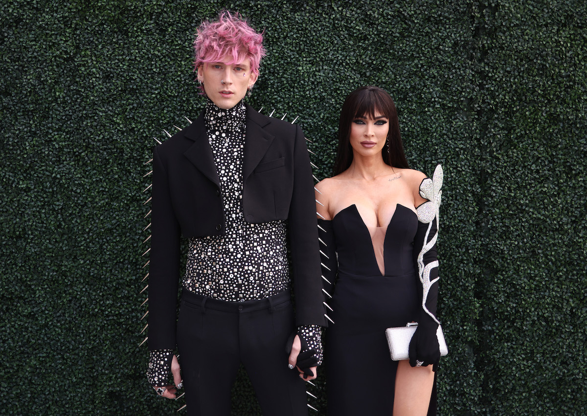 Machine Gun Kelly et Megan Fox posent ensemble lors d'un événement.