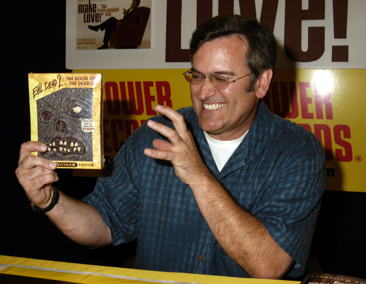 Bruce Campbell détient le DVD 'The Evil Dead 2' (Book of the Dead Limited Edition)