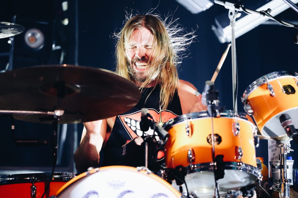 Taylor Hawkins se produit avec les Foo Fighters à l'after party de la première de 