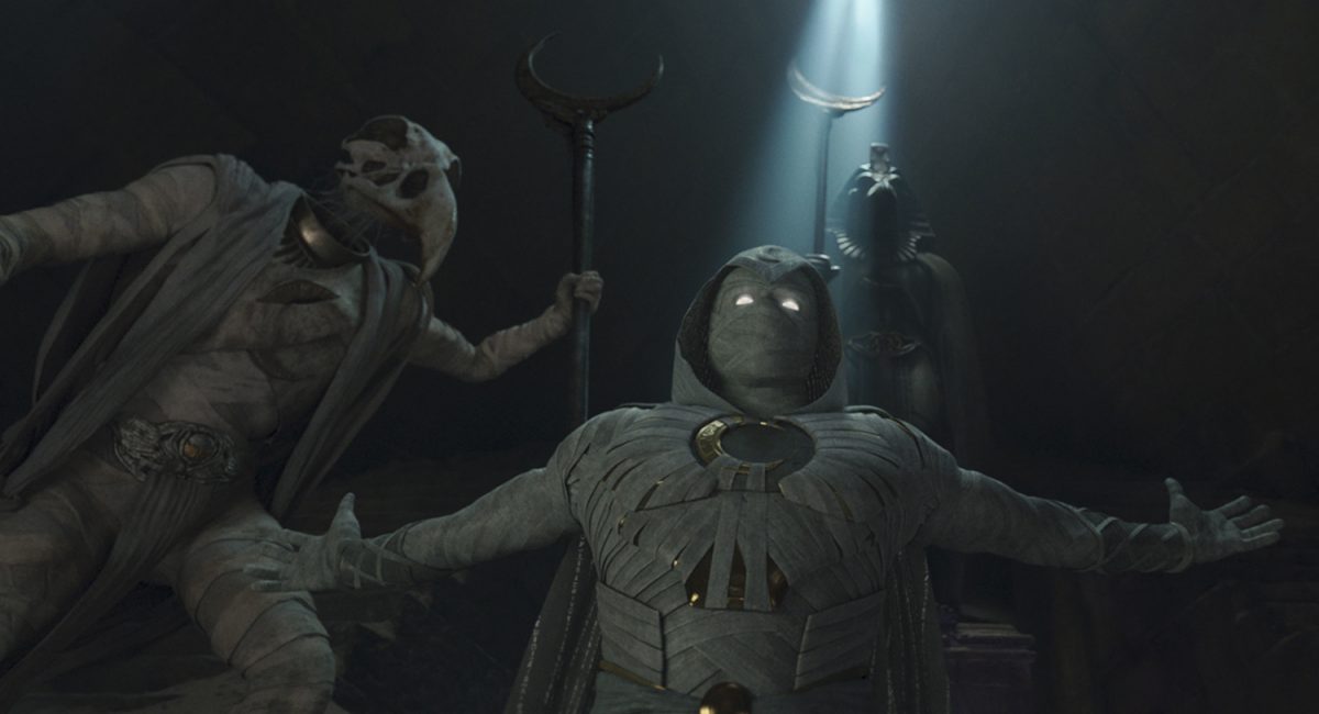 Khonshu (exprimé par F. Murray Abraham) et Oscar Isaac dans le rôle de Moon Knight dans Marvel's Moon Knight, qui pourrait avoir une saison 2.