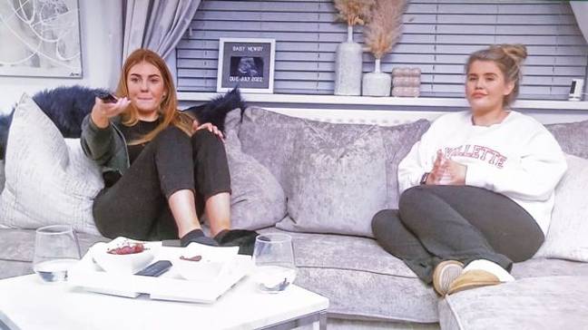Abbie et Georgia sur Gogglebox. Crédit : Canal 4