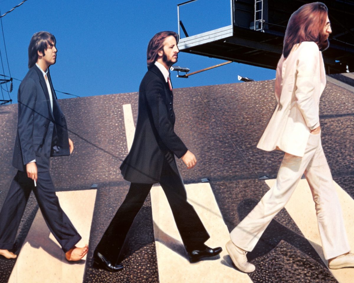 Paul McCartney, Ringo Starr et John Lennon sur un panneau publicitaire annonçant