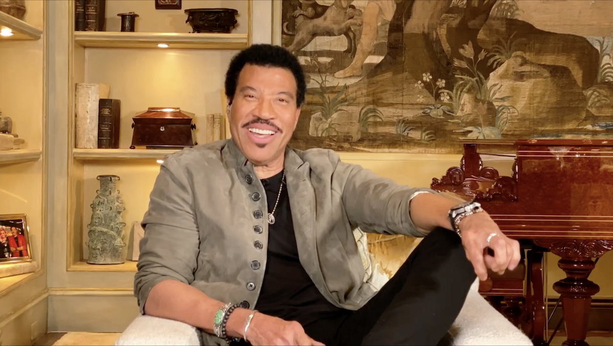 Lionel Richie assis sur un canapé