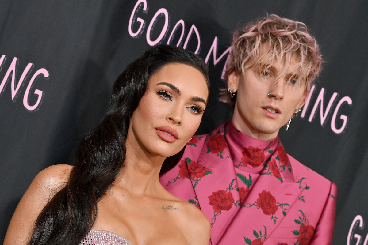 Megan Fox et Machine Gun Kelly posent ensemble lors d'un événement.