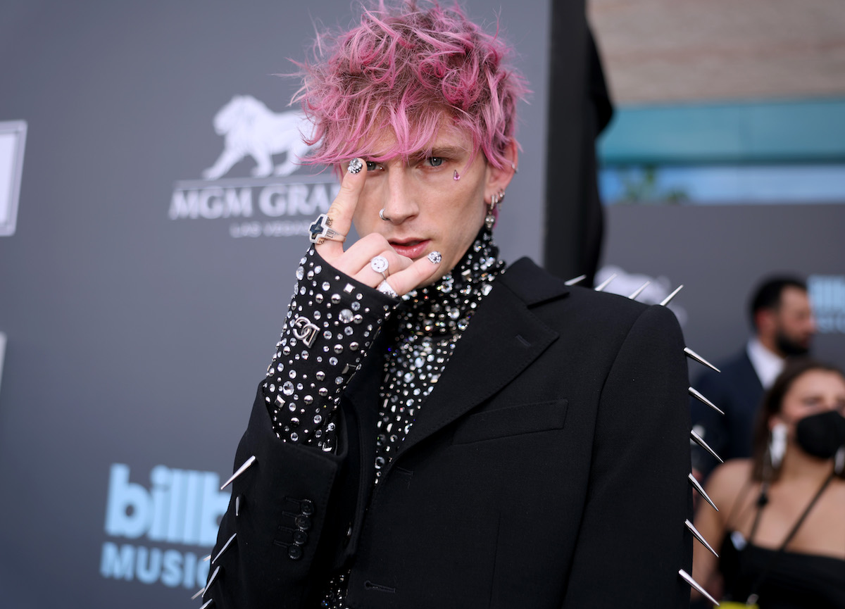 Machine Gun Kelly montre sa manucure en diamant de 30 000 $ aux Billboard Music Awards 2022.