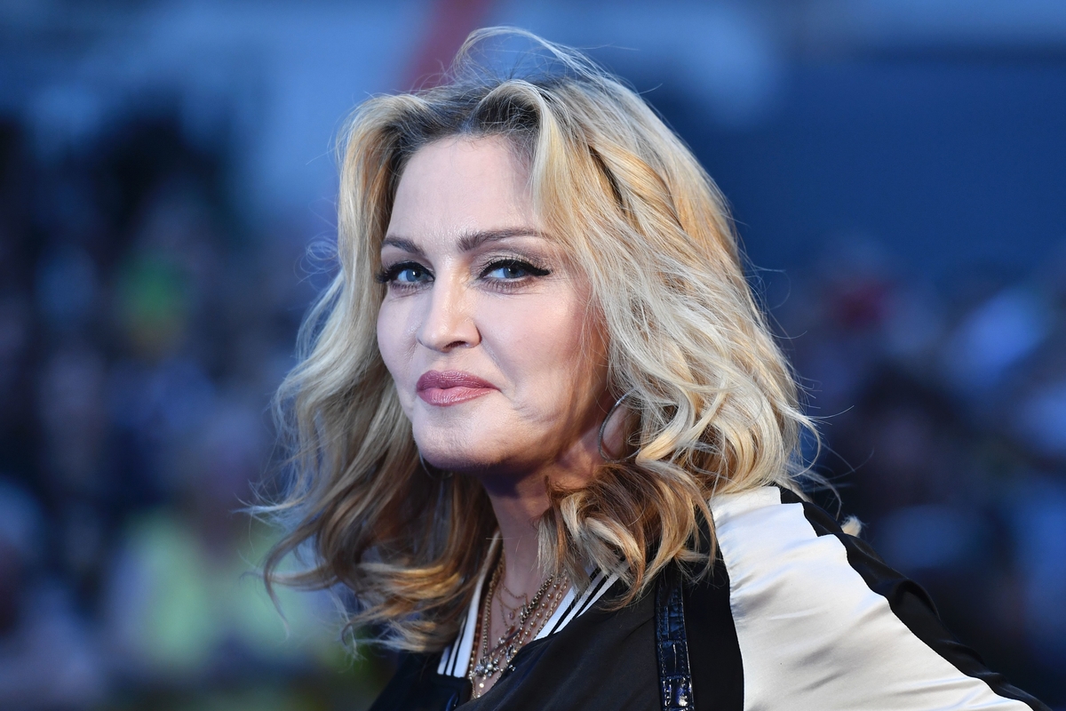 Madonna, qui vient de sortir un NFT, pose lors d'une projection de film à Londres, en Angleterre.