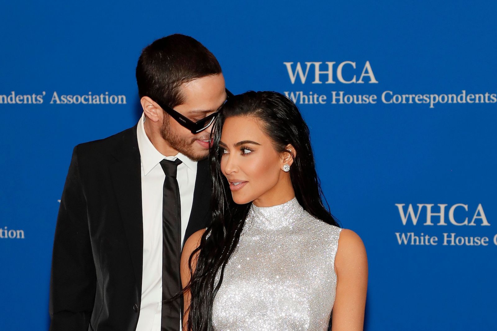 Pete Davidson et Kim Kardashian ont assisté au dîner de l'Association des correspondants de la Maison Blanche en 2022 et il sourit en la regardant