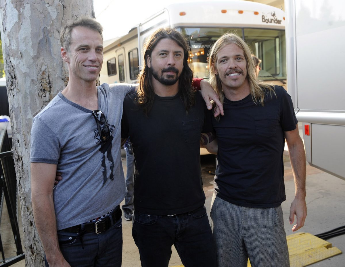 Matt Cameron, Dave Grohl et Taylor Hawkins dans les coulisses des VH1 Rock Honors 2008.