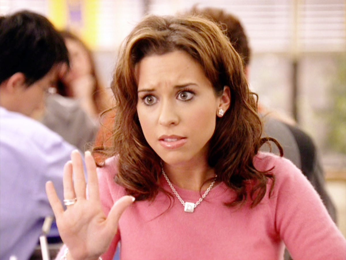 Lacey Chabert dans le rôle de Gretchen Wieners portant un pull rose