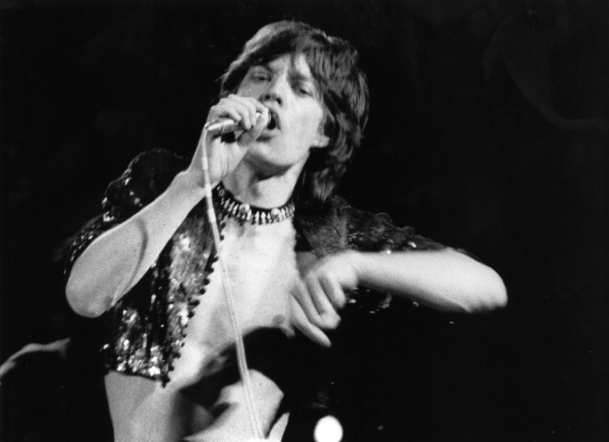 'Bête de somme" le chanteur Mick Jagger tient un micro