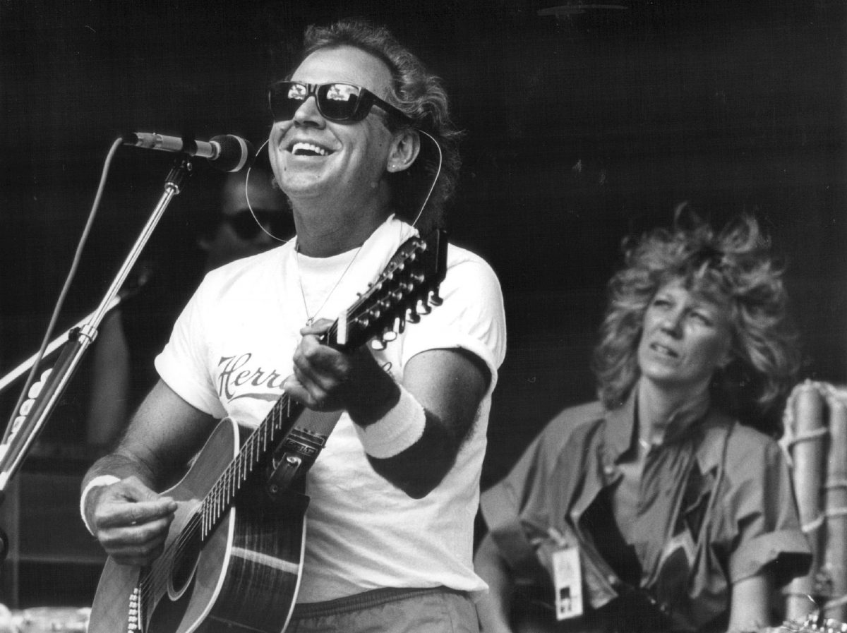 Jimmy Buffett jouant des chansons avec une guitare