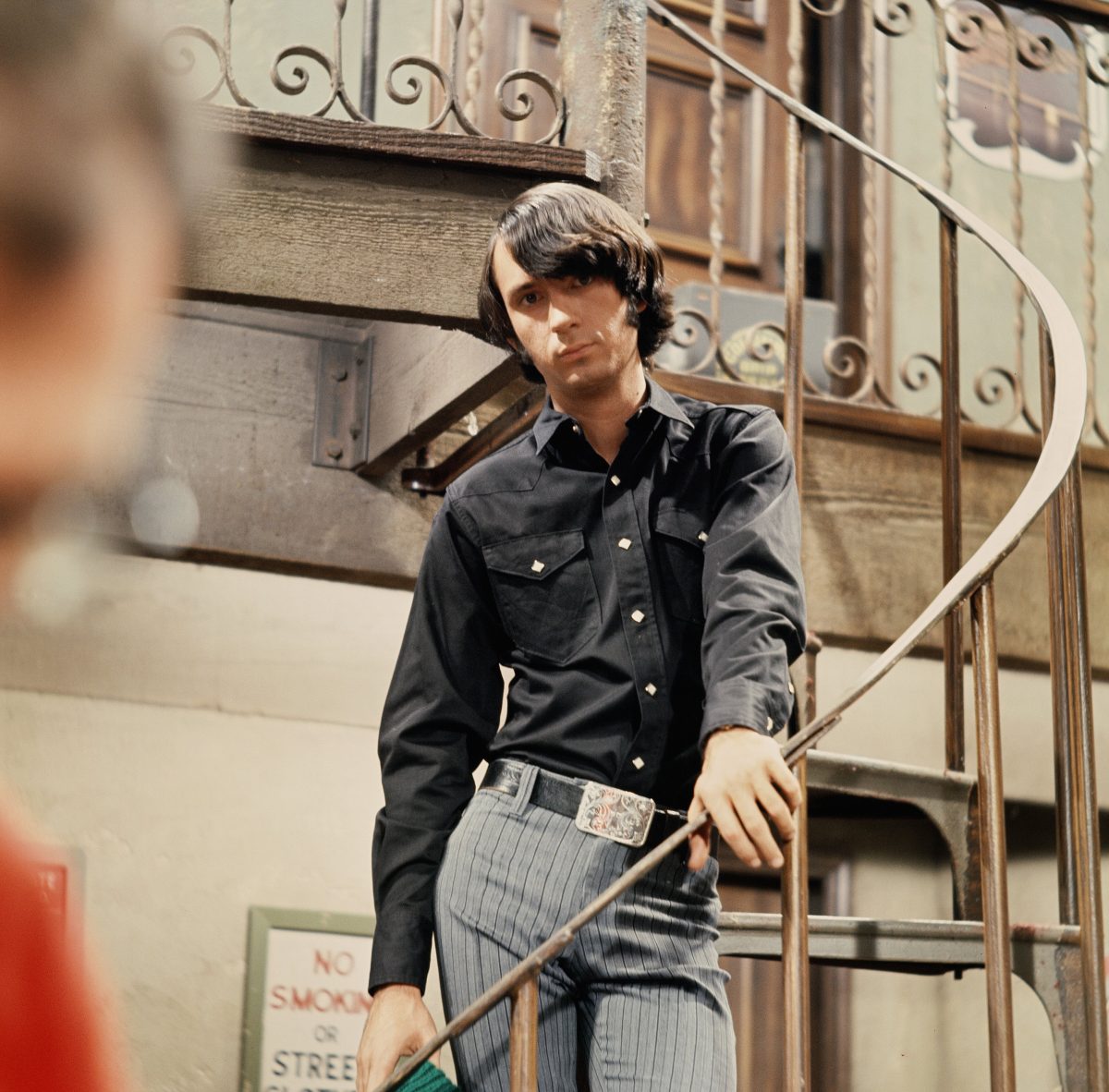 Mike Nesmith des Monkees dans les escaliers